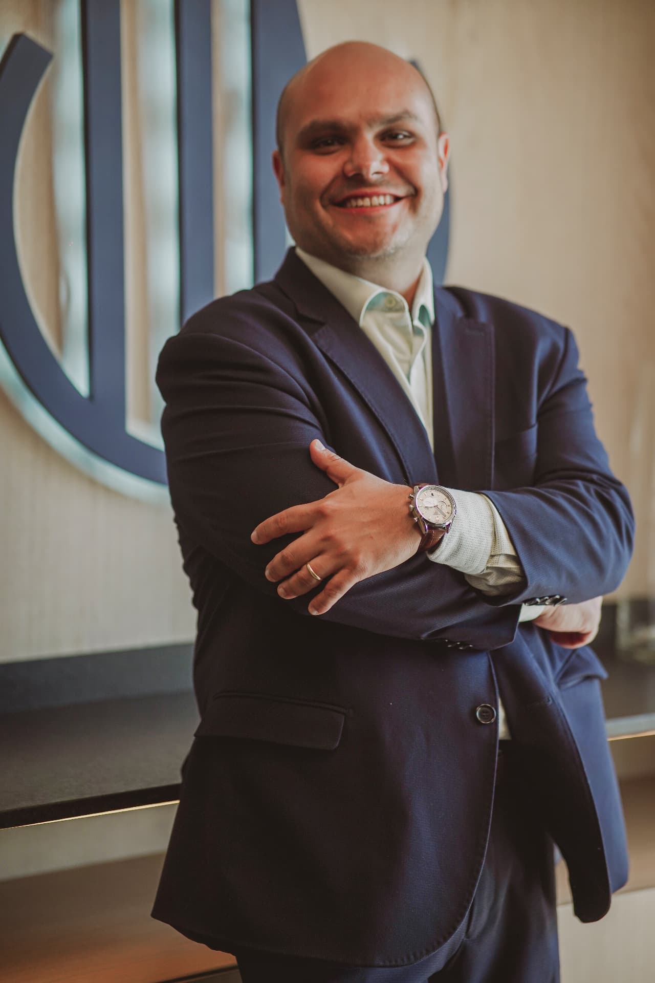 Dr. Thiago Macota em ambiente corporativo